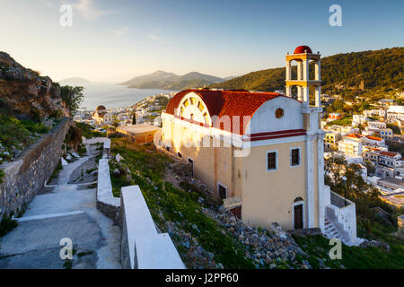 Blick auf das Dorf Panteli auf Leros Insel in Griechenland in den frühen Morgenstunden. Stockfoto