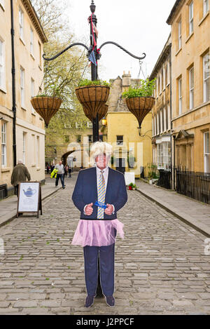 Originalgröße Kopie von Donald Trump, aktuelle US-Präsidenten, Pappe verkleidet mit einem rosa Rock und eine blonde Perücke, angeschlossen an eine Straßenlaterne in einer Straße Stockfoto