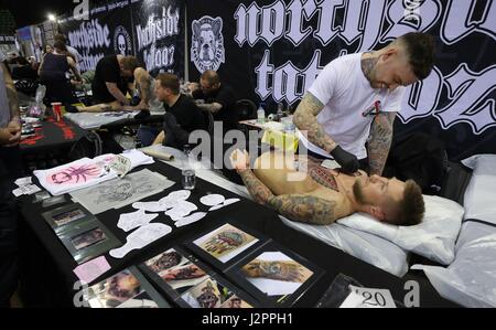 Tattoo-Künstler zeigen ihre Fähigkeiten bei der großen Nord-Tattoo 2017 in der Metro Radio Arena in Newcastle zu zeigen. Stockfoto