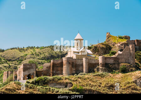 Malerische Aussicht auf die uneinnehmbare Festung Narikala Festung und St. Nikolaus-Kirche In Tiflis, Georgien. Stockfoto