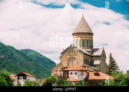 Mzcheta, Georgia. Swetizchoweli-Kathedrale der lebenden Säule, georgische orthodoxe Kirche im Sommer, grüne Berge, blauer Himmelshintergrund. UNESCO ihre Stockfoto