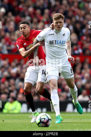 Swansea City Alfie Mawson (rechts) und Manchester United Jesse Lingard (links)-Kampf um den Ball in der Premier League match im Old Trafford, Manchester. Stockfoto