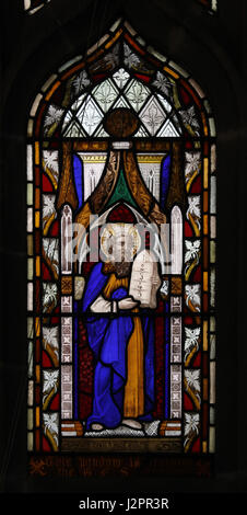 Buntglasfenster, das Moses mit der Steintafel der zehn Gebote darstellt. St Alkmund's Church, Shrewsbury, Shriopshire