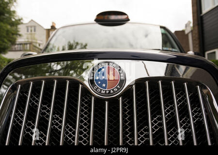 Der Frontgrill und das Logo von der London-Taxi-Unternehmen Stockfoto