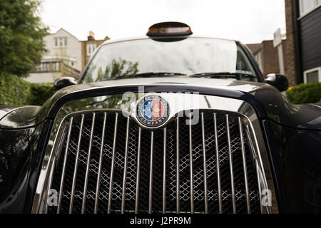 Der Frontgrill und das Logo von der London-Taxi-Unternehmen Stockfoto