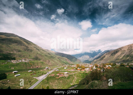 Sioni Dorf am Berg Hintergrund In Kasbegi District, Region Mzcheta-Mtianeti, Georgia. Frühling oder Sommer-Saison Stockfoto