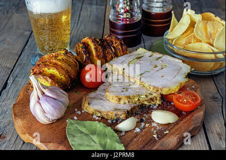 er Stücke von Scheiben Roastbeef, Schweinebraten in den Ofen mit Bratkartoffeln und Gemüse und Pommes Frites mit Tomate Stockfoto