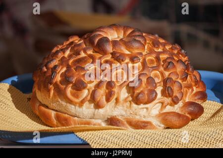 große, schöne, Brot, Brot, gemacht, weiß, Mehl, blau, Fach, gelb, Serviette Stockfoto