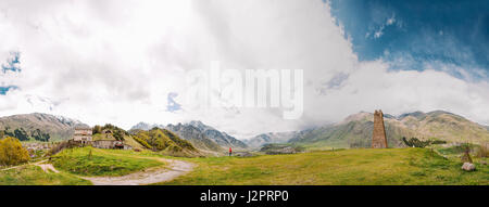 Panorama der alten Kirche und alte steinerne Wachturm auf Gebirgshintergrund In Sioni Dorf, Kasbegi, Mzcheta-Mtianeti Region, Georgia. SPRI Stockfoto