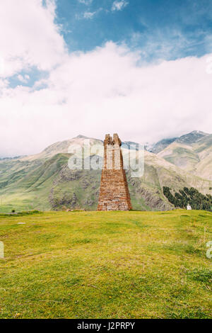 Antike alte Stein Wachturm auf Gebirgshintergrund In Sioni Dorf, Kasbegi, Mzcheta-Mtianeti Region, Georgia. Frühling oder Sommer. FA Stockfoto