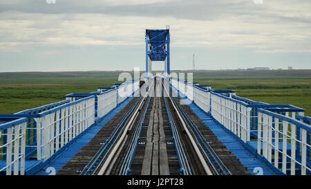 Eisenbahnbrücke über den Fluss Yuribey auf der Jamal-Halbinsel mit einer Länge von 3,9 Kilometern. Die längste Brücke der Welt über die arktischen ci Stockfoto