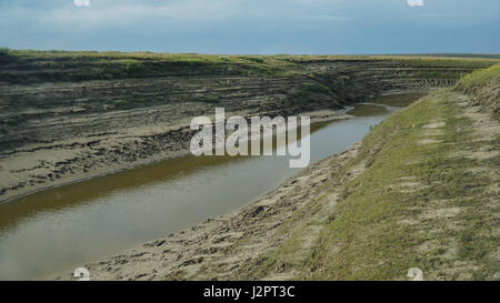 Ein kleiner Nebenfluss des Flusses Yuribey, das größte auf der Jamal-Halbinsel. Länge - 340 km. Die Küste wird ständig weiterentwickelt. Stockfoto