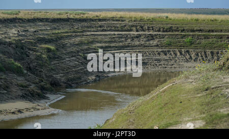 Ein kleiner Nebenfluss des Flusses Yuribey, das größte auf der Jamal-Halbinsel. Länge - 340 km. Die Küste wird ständig weiterentwickelt. Stockfoto