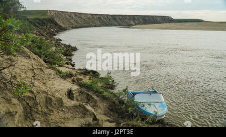 Yuribey ist der größte Fluss auf der Jamal-Halbinsel. Länge - 340 km Sommerzeit. Die Küste wird ständig weiterentwickelt. Stockfoto