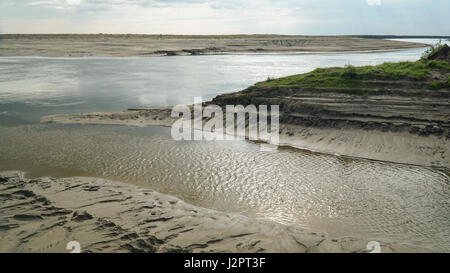 Ein kleiner Nebenfluss des Flusses Yuribey, das größte auf der Jamal-Halbinsel. Länge - 340 km. Die Küste wird ständig weiterentwickelt. Stockfoto