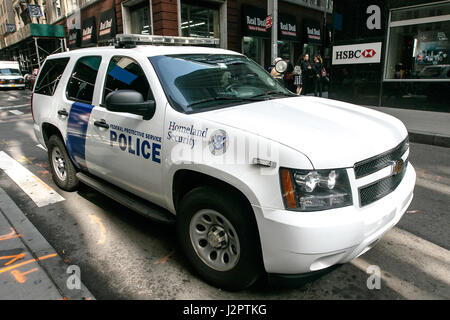 Ein Federal Protective Service Fahrzeug befindet sich in der Straße in der Innenstadt von Manhattan geparkt. Stockfoto