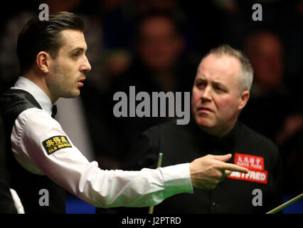 Mark Selby und John Higgins reden tagsüber sechzehn der Betfred Snooker-WM am Crucible Theatre in Sheffield. Stockfoto