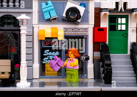 Tambow, Russische Föderation - 21. Januar 2017 Lego Frau mit saubere Kleidung kommt aus Wäsche Gebäude. Studio gedreht. Stockfoto