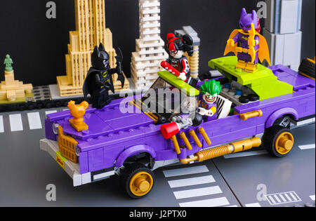 Tambow, Russische Föderation - 11. Februar 2017-Lego Batman-Film. Der Joker berüchtigten Lowrider in der Stadtstraße mit Batman, Batgirl, The Joker, Har Stockfoto