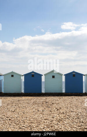 Badehäuschen UK - blauer Strand Hütten am Strand von Charmouth, Charmouth, Dorset England UK Stockfoto