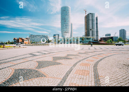 Batumi, Adscharien, Georgia - 25. Mai 2016: Public Service Hall In Batumi, Adscharien, Georgia. Sonnigen Sommertag mit blauem Himmel über Street. Urbane Architektur Stockfoto