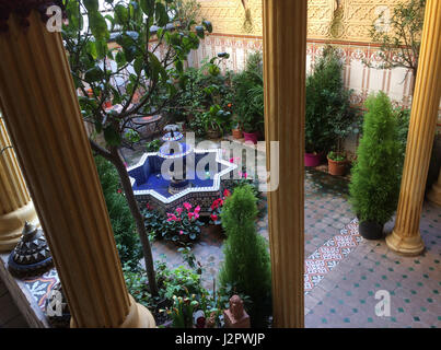 Innenhof im maurischen Stil im Hotel Mozart in Brüssel eingerichtet. Stockfoto