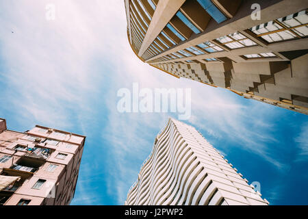 Wände mit Balkon der neuen modernen und alten mehrgeschossigen Wohnbau-Häuser In Wohngebiet am sonnigen blauen Himmelshintergrund Stockfoto