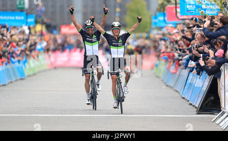 Team Dimension Data Serge Pauwels (rechts) gewinnt drei Etappe der Tour de Yorkshire. Stockfoto