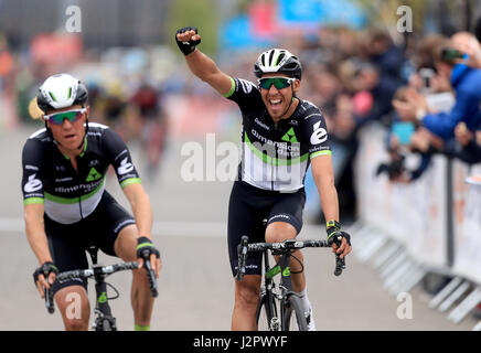 Team Dimension Data Omar Fraile (rechts) beendet zweiter als Teamkollege Serge Pauwels (links) gewinnt drei Etappe der Tour de Yorkshire. Stockfoto