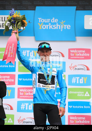 Team Dimension Data Serge Knochenstücke feiert Gesamtsieg mit dem blauen Trikot nach dem Gewinn der dritten Stufe der Tour-de-Yorkshire. Stockfoto