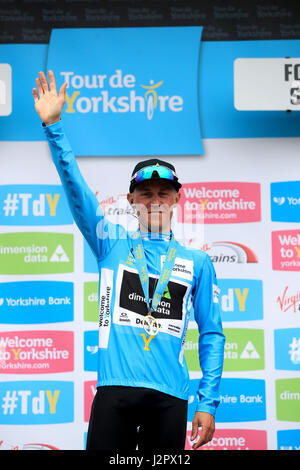 Team Dimension Data Serge Knochenstücke feiert Gesamtsieg mit dem blauen Trikot nach dem Gewinn der dritten Stufe der Tour-de-Yorkshire. Stockfoto