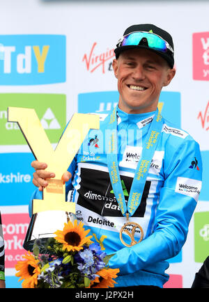 Serge Pauwels Team Dimension Data feiert mit der Trophäe nach dem Gewinn der Tour de Yorkshire. Stockfoto