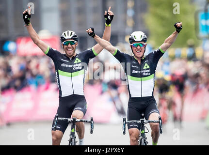 Team Dimension Data Serge Pauwels (rechts) gewinnt drei Etappe der Tour de Yorkshire. Stockfoto