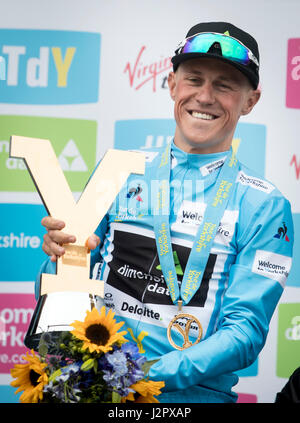 Serge Pauwels Team Dimension Data feiert mit der Trophäe nach dem Gewinn der Tour de Yorkshire. Stockfoto