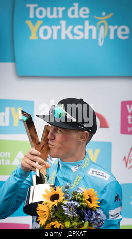 Serge Pauwels Team Dimension Data feiert mit der Trophäe nach dem Gewinn der Tour de Yorkshire. Stockfoto