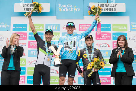 Team Dimension Data Serge Pauwels feiern nach dem Gewinn der Tour de Yorkshire mit Omar Fraile und Hivert Jonathan. Stockfoto