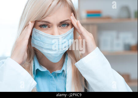 Junge Frau Doktor Besetzung in der Krankenhaus-Büro Stockfoto