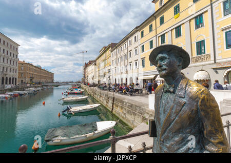 Die Statue des irischen Schriftstellers James Joyce auf die Brücke Ponte Rosso in Triest, Italien Stockfoto