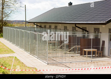 Outdoor-Hundezwinger außerhalb eines Gebäudes. Stockfoto