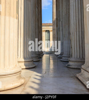 Klassischen Marmor Säulen an der Fassade eines Gebäudes Stockfoto