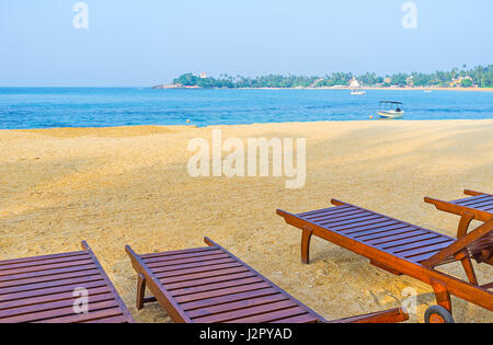 Die Aussicht von Unawatuna Strand an der grünen Küste, bedeckt mit Regenwald und Unawatuna Devol Devalaya Tempel am Kap, Sri Lanka. Stockfoto