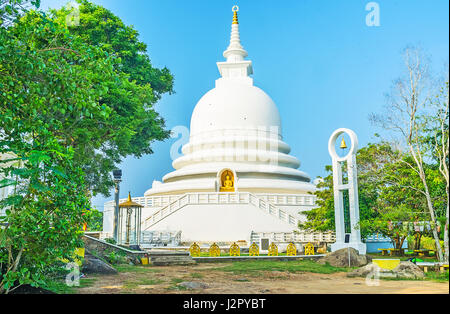 Die japanische Peace Stupa, legendäre Rumassala Berg, erstellt von Gott Hanuman, der Oberseite fiel hier Teil des Himalaya, Unawatuna, Sri L Stockfoto