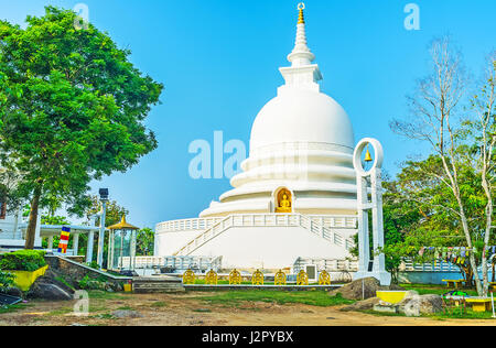 Die weißen japanischen Friedenspagode (Sama Ceitya) umgeben von üppigem Grün des Gartens auf Rumassala Berg, Unawatuna, Sri Lanka. Stockfoto