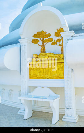 Die goldene Statue von Lord Buddha Parinirvana, japanischen Friedenspagode, Rumassala Berg, Unawatuna, Sri Lanka. Stockfoto