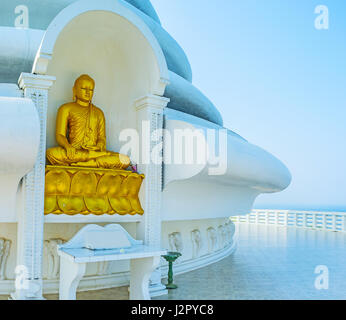 Die Statue von Buddha, berühren Erde am japanischen Friedenspagode, befindet sich auf Rumassala Berg, Unawatuna, Sri Lanka. Stockfoto