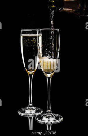 Champagner Glas Flasche am Abend auf schwarzem Hintergrund isoliert in Gießen hautnah Stockfoto