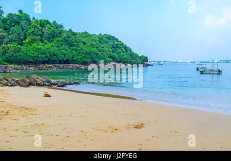 Die gemütliche sand Jungle Beach ist ein schöner Ort zum Entspannen nach dem Besuch von Tempeln auf rumassala Mount, Unawatuna, Sri Lanka. Stockfoto