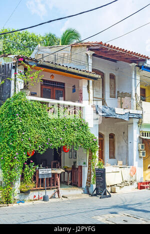 Galle, Sri Lanka - Dezember 4, 2016: Das kleine Café im Halb-zerstörten Haus in der Altstadt, am 4. Dezember in Galle, Sri Lanka. Stockfoto