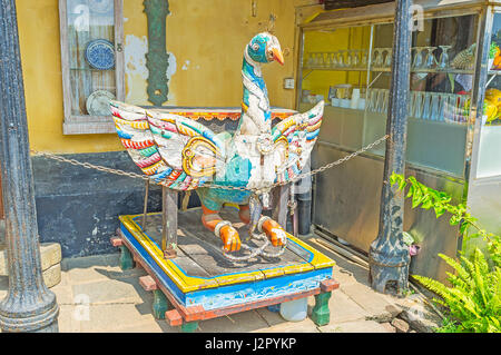 Die mittelalterliche Holzskulptur des Pfaus Hindu Gott Sri Murugan, Tötung der Cobra, schmückt das indische Restaurant in Galle, Sri Lanka. Stockfoto