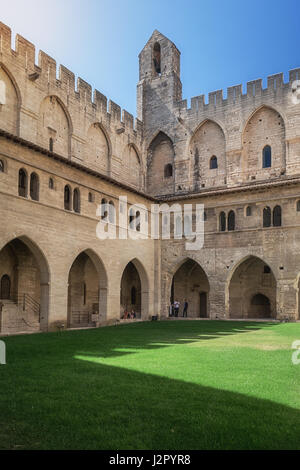 Avignon, Frankreich, 9. September 2016: Hof den Papstpalast in Avignon Stockfoto